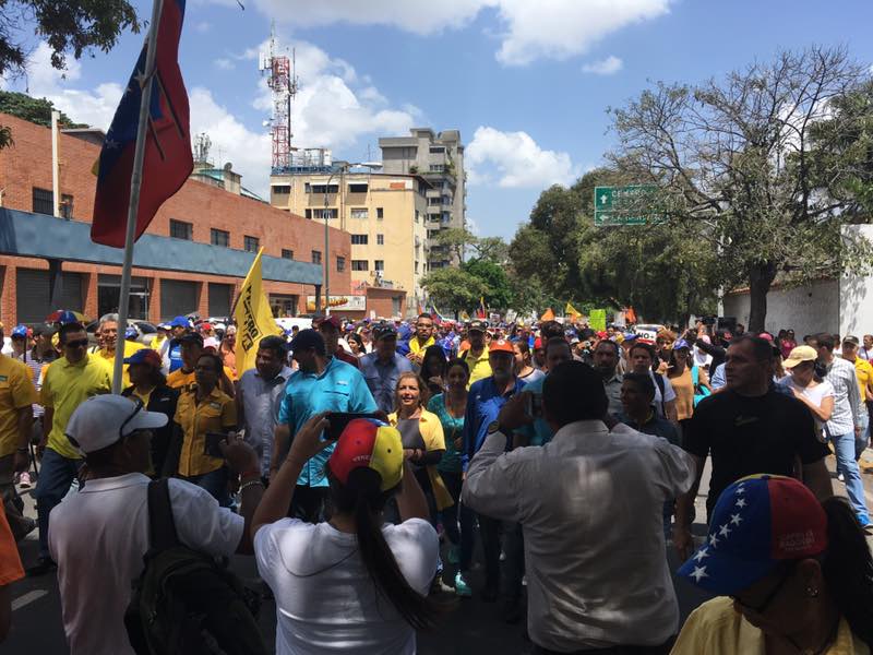 En Santa Mónica arrancó la marcha de este jueves #6Abr (Foto y video)