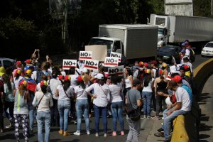 Vecinos de Los Teques cerraron la Panamericana en rechazo a Nicolás Maduro