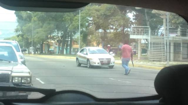 Encapuchados armados atacaron a los manifestantes en San Cristóbal. Foto: Cortesía