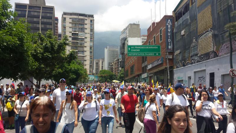 Oposición inicia marcha hacia la Defensoría del Pueblo 1:00 pm #8Abr