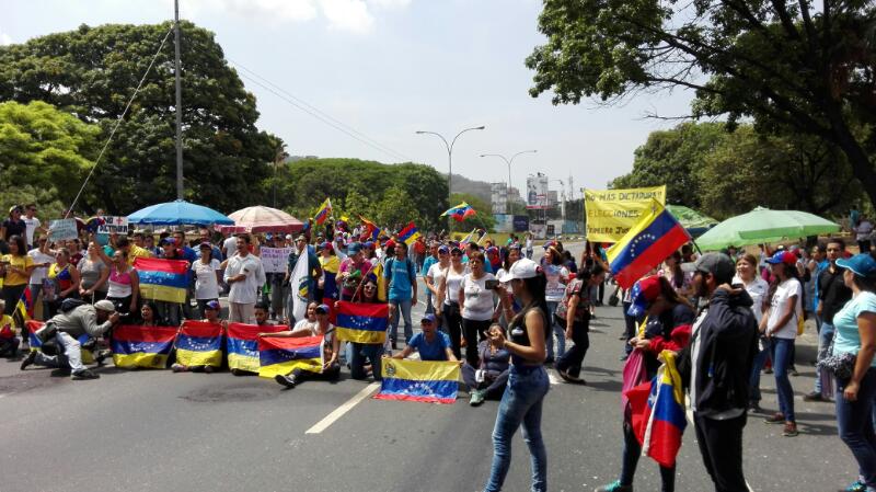 Manifestantes trancan la autopista del Este en Valencia este #8Abr (Fotos)