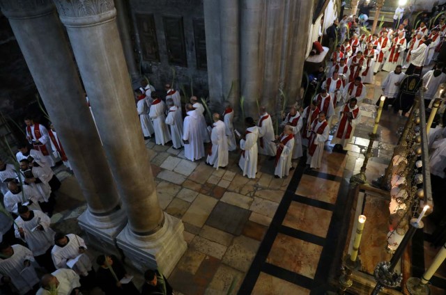 Catholic Christian worshippers attend a Palm Sunday ceremony in the Church of the Holy Sepulchre in Jerusalem's Old City April 9, 2017. REUTERS/Ammar Awad