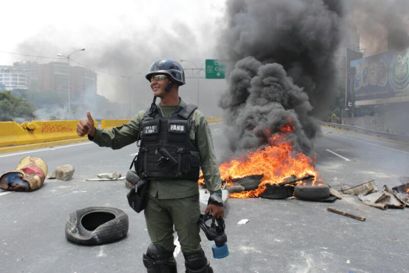 Represores GNB se sacan fotos muertos de risa durante protesta