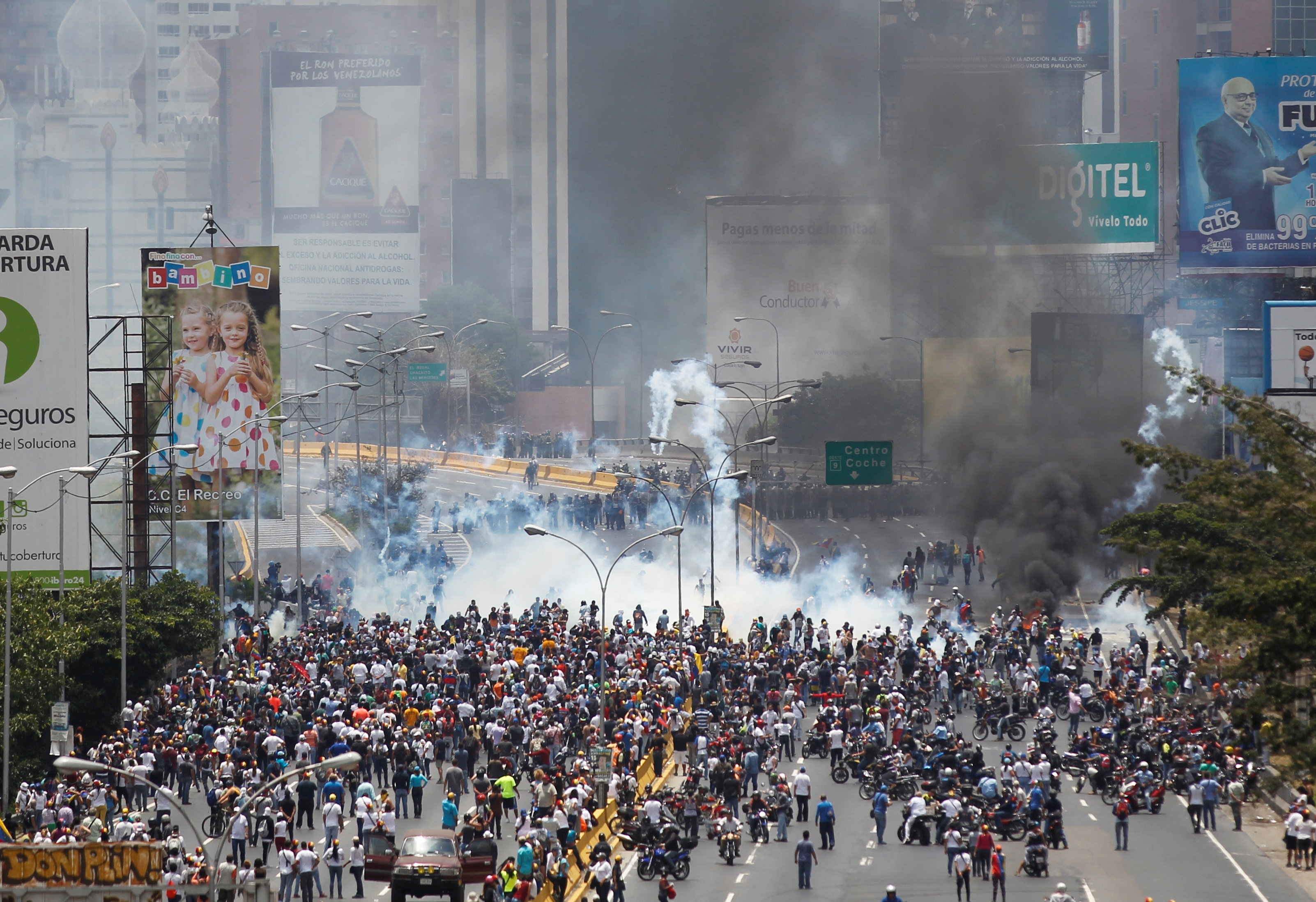 VIDEO: La velocidad de los misiles lacrimógenos de cianuro que nos está lanzando Maduro