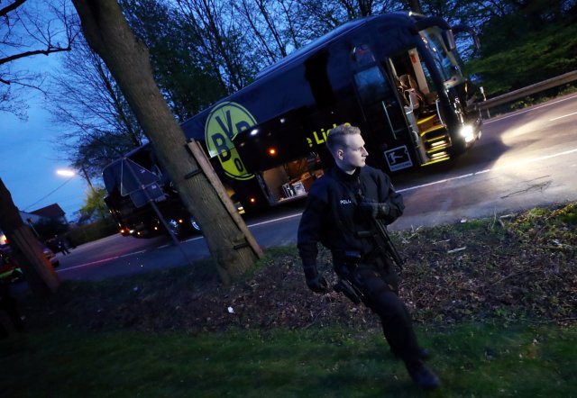 Foto del martes de un policía cerca del bus del Borussia Dortmund tras las explosiones. 11/4/17 El autobús que trasladaba al equipo de fútbol Borussia Dortmund al estadio para su partido por la Liga de Campeones resultó dañado como consecuencia de "un ataque con explosivos potentes" y un jugador quedó herido como consecuencia de tres explosiones ocurridas cerca del vehículo, informó el martes la policía. Reuters / Kai Pfaffenbach