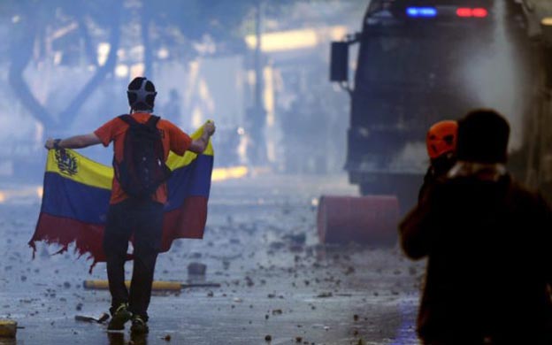 Venezolanos cumplen una semana en protesta con dos muertos y 200 heridos