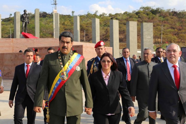 Venezuela's President Nicolas Maduro (2nd L) arrives to an event to conmemorate the bicentennial of the Battle of San Felix, next to his wife Cilia Flores (C), in San Felix, Venezuela April 11, 2017. Miraflores Palace/Handout via REUTERS ATTENTION EDITORS - THIS PICTURE WAS PROVIDED BY A THIRD PARTY. EDITORIAL USE ONLY.