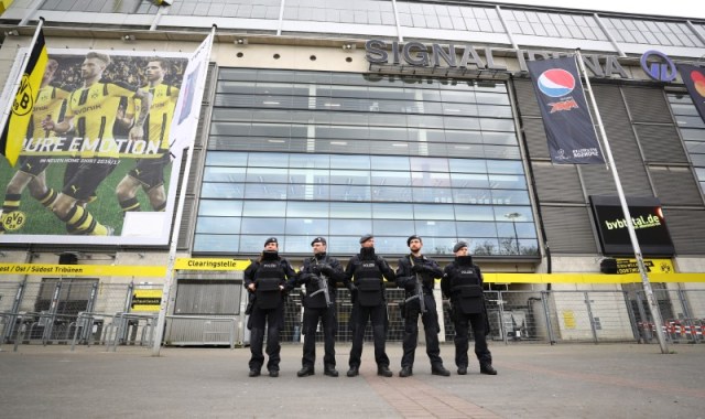 Oficiales de policía fuera del Estadio del Borussia Dortmund, en Alemania. 12 de abril de 2017. Un hombre con vínculos islamistas ha sido detenido por los investigadores alemanes que dirigen las pesquisas sobre las explosiones contra un autobús que transportaba a los jugadores del Borussia Dortmund, dijo la Fiscalía Federal el miércoles. Reuters / Kai Pfaffenbach Livepic