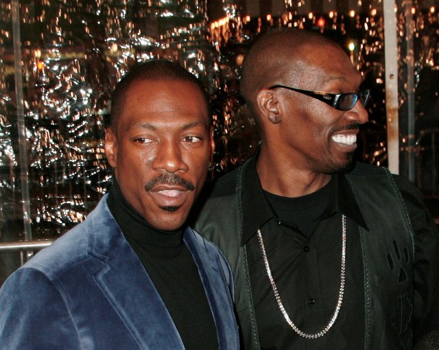 El actor Eddie Murphy junto a su hermano, Charlie Murphy. Foto: REUTERS/Fred Prouser/File Photo