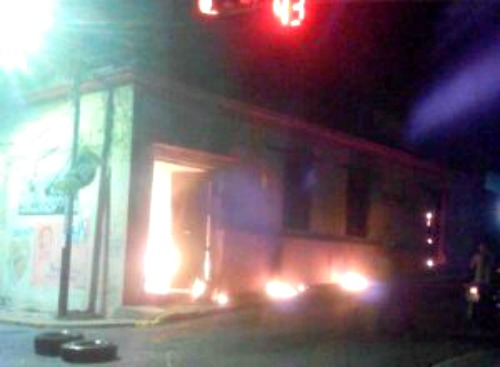 Foto: Durante fuertes protestas nocturnas incendiaron sede del Psuv en Mérida