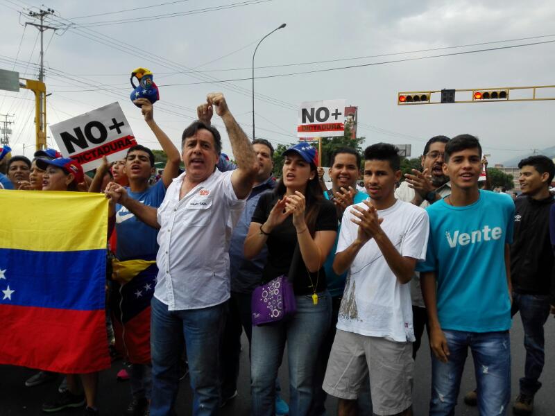 Roberto Smith: Oramos y protestamos este jueves santo