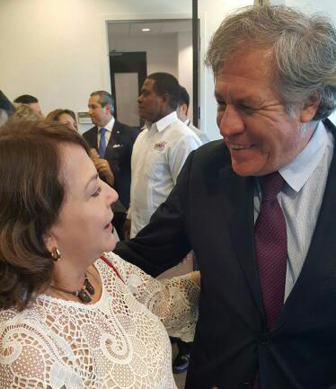 Mitzy de Ledezma junto a Luis Almagro