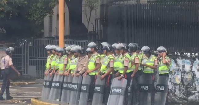 ¡Como Adán en el día de las madres! Así espera la PNB a los manifestantes en la Libertador (Video)