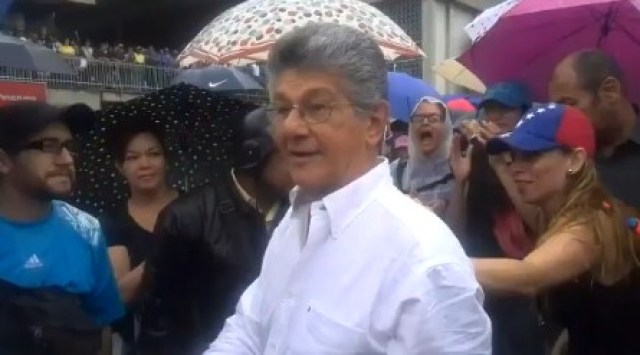 Henry Ramos Allup acompañó a los caraqueños. Foto: Capture