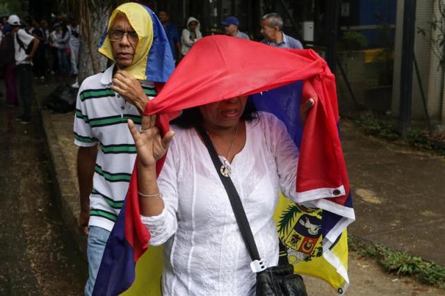 Cientos de personas manifestaron en contra del Gobierno este 13 de abril de 2017, en Caracas. (Foto EFE/Miguel Gutiérrez)