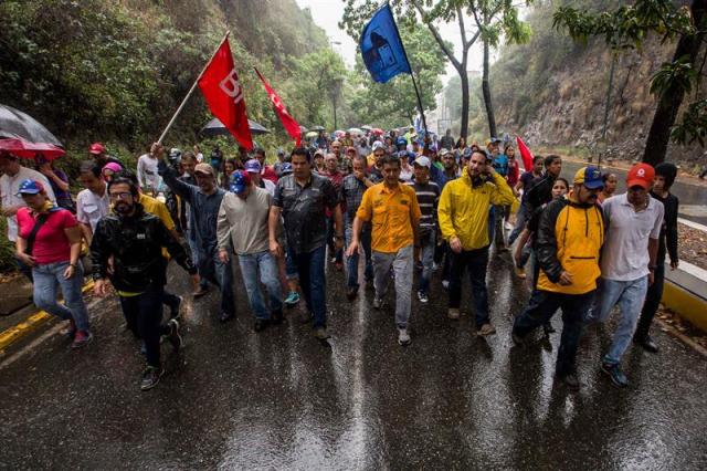 Cientos de personas manifestaron en contra del Gobierno este 13 de abril de 2017, en Caracas. (Foto EFE/Miguel Gutiérrez)