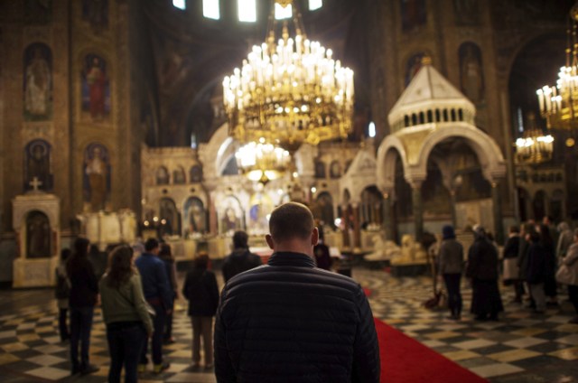 VAS1 SOFÍA (BULGARIA), 14/04/2017.- Búlgaros ortodoxos rezan con motivo del Viernes Santo en la Catedral de Alexander Nevski de Sofía, Bulgaria, hoy, 14 de abril de 2017. El Viernes Santo recuerda la muerte de Cristo crucificado y constituye el núcleo central de la Semana Santa. EFE/VASSIL DONEV