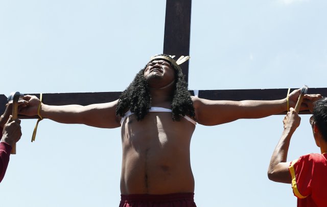 ROL09 MALOLOS (FILIPINAS) 14/04/2017.- Un penitente filipino es crucificado en público para recordar el sufrimiento de Cristo durante la celebración del Viernes Santo en el norte de Manila (Filipinas), hoy, 14 de abril de 2017. EFE/Rolex Dela Pena