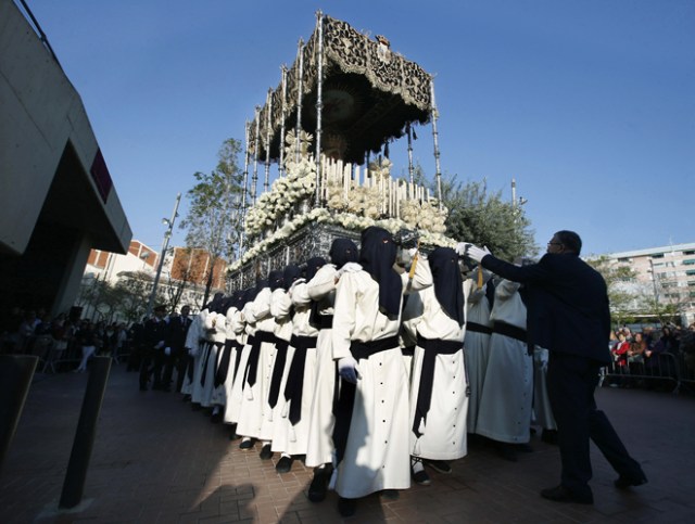 GRA056. L'HOSPITALET DE LLOBREGAT (BARCELONA), 14/04/2017.- Salida del paso de Nuestra Señora de los Dolores, en la procesión "laica" de Viernes Santo organizada por la cofradía 15+1 de L'Hospitalet de Llobregat, que se caracteriza por no contar con la presencia de la Iglesia al estar organizada por una entidad cultural y presidida por responsables del Ayuntamiento, siendo además una de las más multitudinarias de Cataluña. EFE/Andreu Dalmau