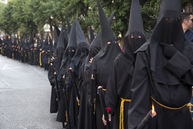 GRA123. JAÉN, 14/04/2017.- Los nazarenos durante la procesión de la Antigua, Insigne y Real Cofradía de Nuestro Padre Jesús Nazareno y María Santísima de los Dolores, "El Abuelo", esta mañana en Jaén. EFE/José Manuel Pedrosa