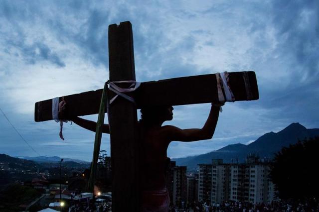 Un hombre participa en la representación del viacrucis hoy, viernes 14 de abril de 2017, por las calles del barrio Petare en Caracas (Venezuela). EFE/MIGUEL GUTIÉRREZ