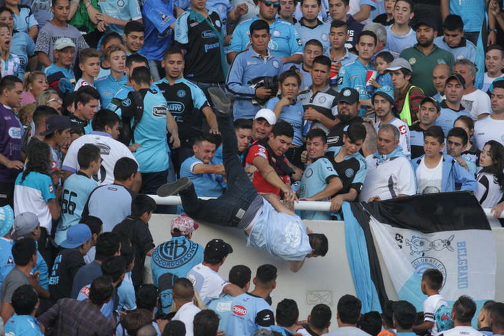 Muere aficionado arrojado de las tribunas en un clásico argentino