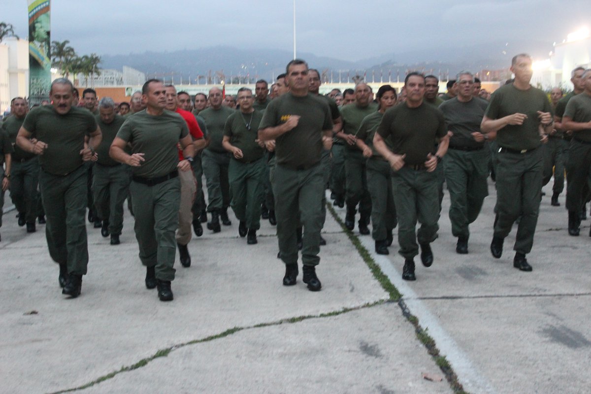 Con desfile y al grito ¡Viva Chávez!, la Fanb hace un llamado a la paz (video)