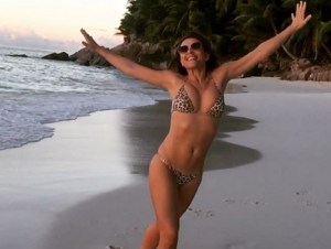 Actriz de Hollywood luce como una sexy niña en bikini a sus 52 años (FOTOS)