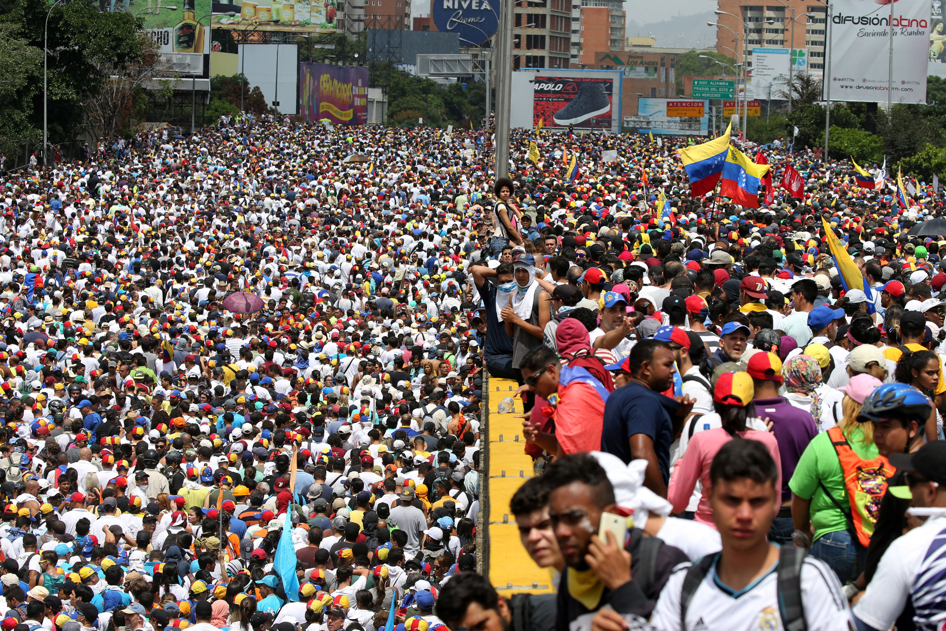 Las FOTOS antes de la represión: Venezolanos decididos desbordaron Caracas en pleno el #19Abr
