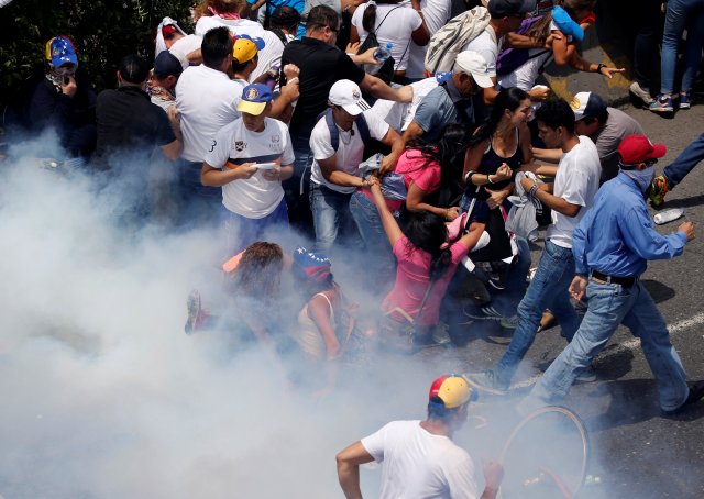 Demonstrators clash with riot police during the so-called "mother of all marches" against Venezuela's President Nicolas Maduro in Caracas, Venezuela April 19, 2017. REUTERS/Carlos Garcia Rawlins