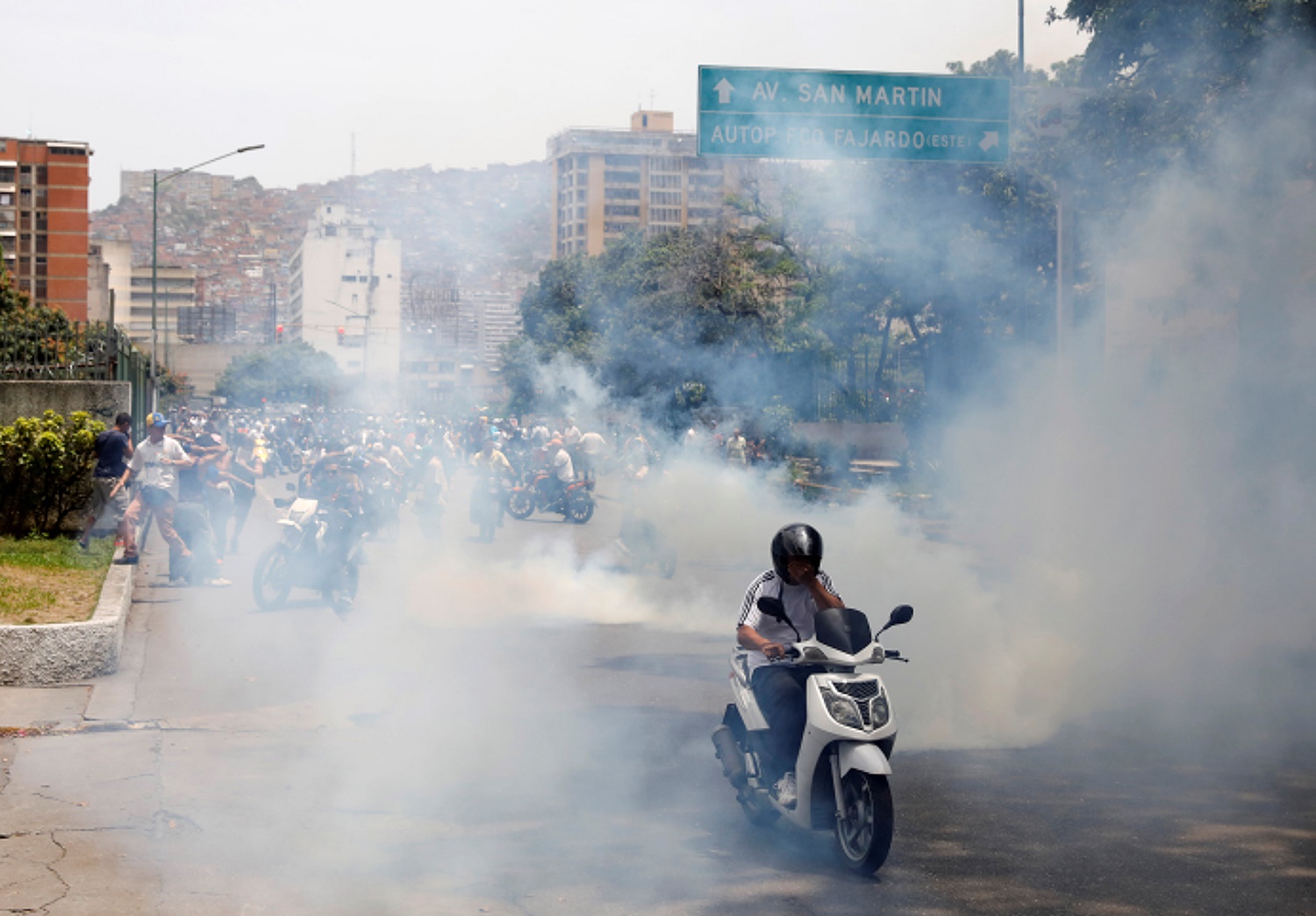 Reprimen con lacrimógenas a manifestantes en San Martín #19Abr