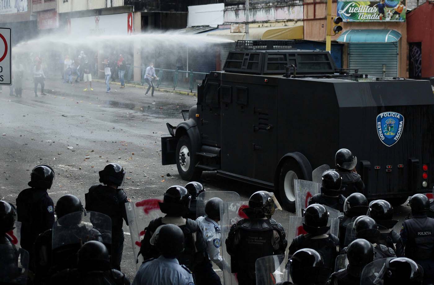 Vielma Mora prohíbe por decreto las manifestaciones en Táchira