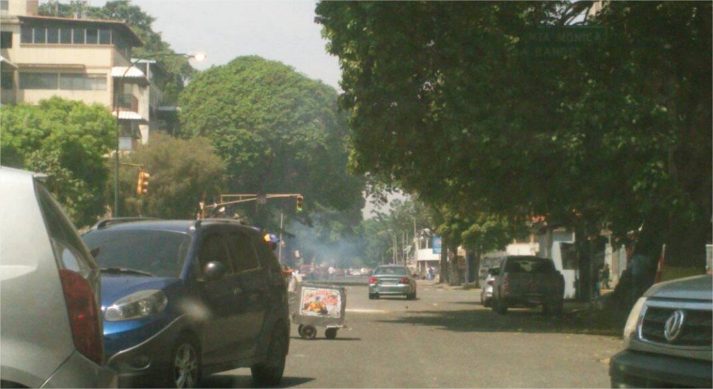 Reprimen con lacrimógenas a manifestantes en Santa Mónica #20A