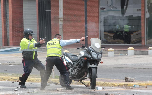 Los funcionarios se quedaron sin bombas lacrimógenas y sacaron sus armas de reglamento para usarla contra los manifestantes. (Fotos: Carlos Sosa)