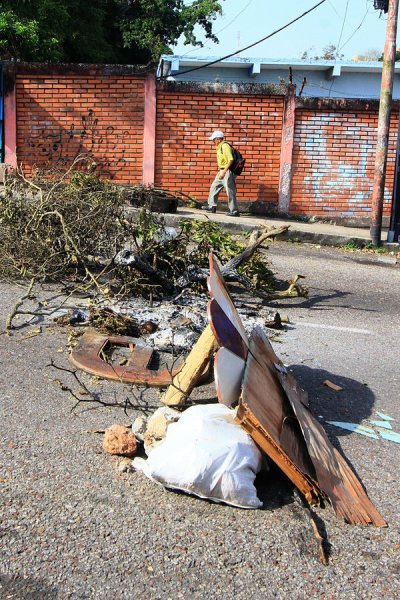 En Barrio Sucre levantaron esta barricada, a la altura de la iglesia Virgen de Fátima. (Foto/Jorge Castellanos)