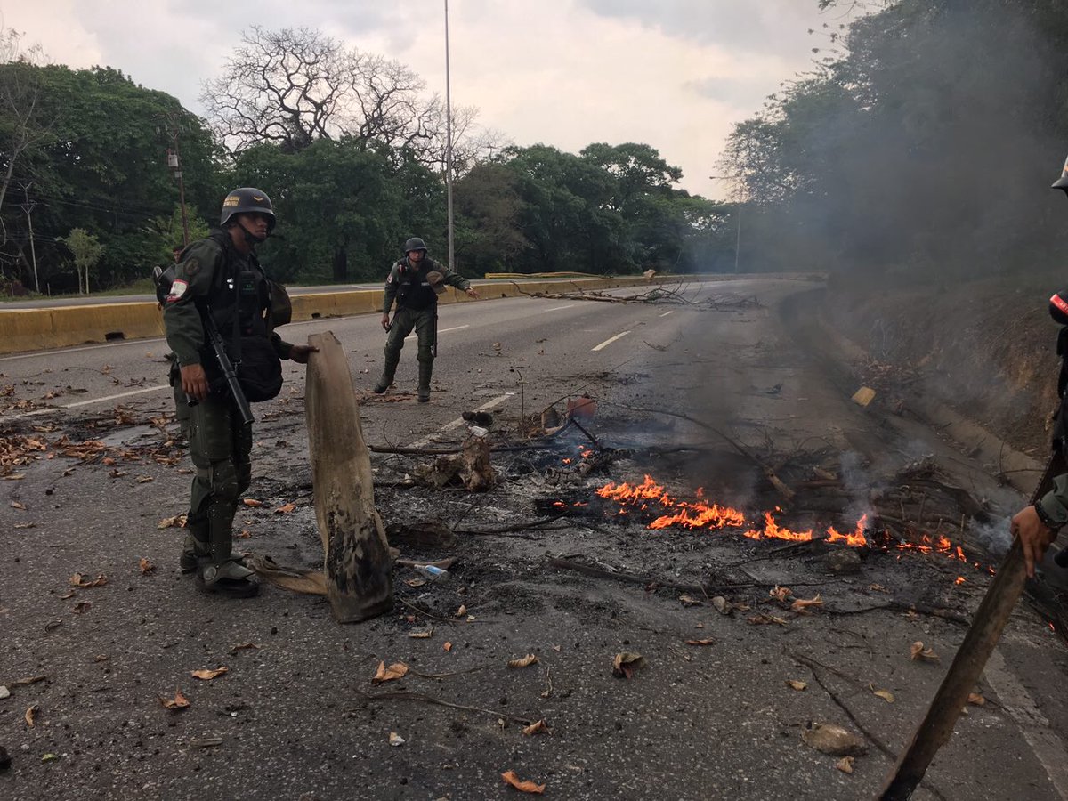 Así amaneció la autopista del Este en Valencia tras protestas nocturnas (Fotos)