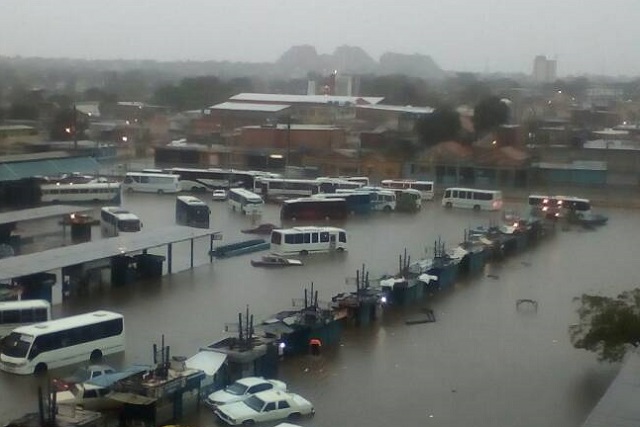 Terminal de pasajeros de Maracaibo inundado / Foto @rogeliosuarez