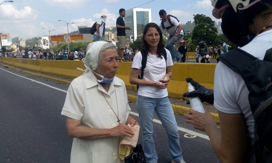 Un grupo de manifestantes es reprimido en la autopista Francisco Fajardo (Fotos)