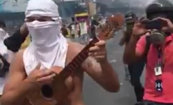 El chamo del cuatro frente a la represión… “sangre de héroe sin libertad” (VIDEO)