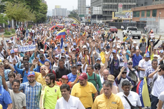 Venezuelan opposition activists march along an avenue in Caracas, on April 24, 2017. Protesters plan Monday to block Venezuela's main roads including the capital's biggest motorway, triggering fears of further violence after three weeks of unrest left 21 people dead. / AFP PHOTO / FEDERICO PARRA