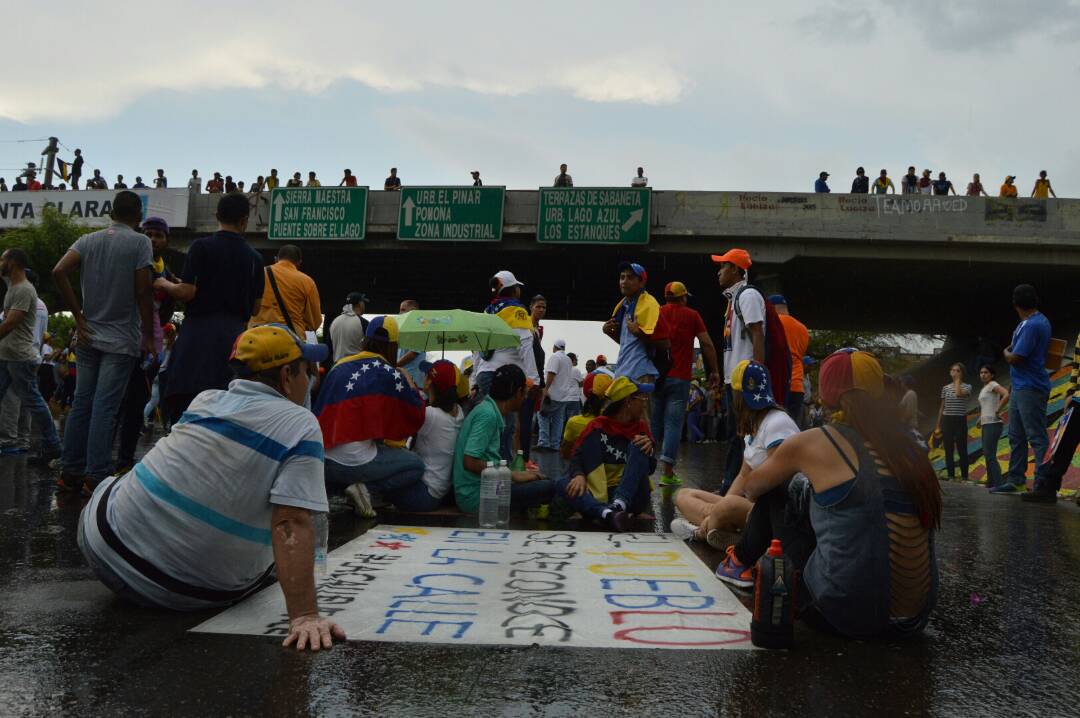 ¡Ni la lluvia los detiene! En Maracaibo se plantan sobre el asfalto mojado este #24A (Fotos)