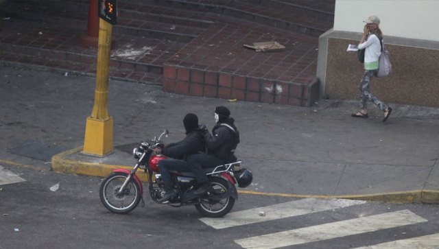 Civiles armados  en Caracas (Foto El País)