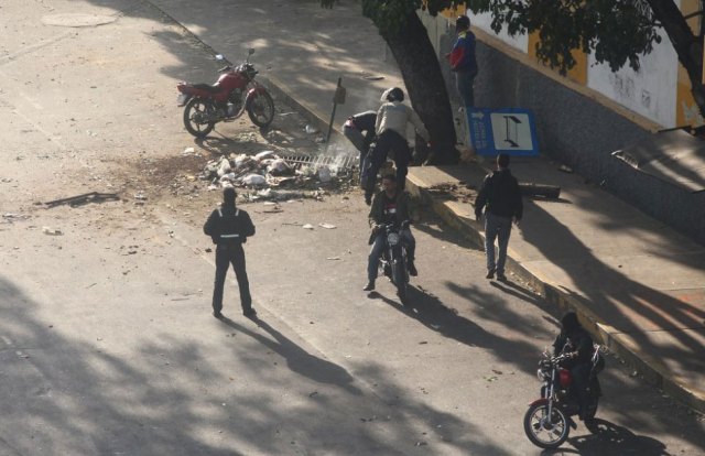 Civiles armados  en Caracas (Foto El País)