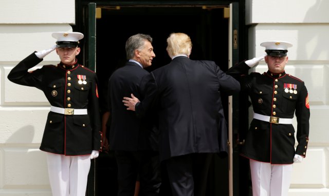 U.S. President Donald Trump welcomes Argentine President Mauricio Macri to the White House in Washington, U.S., April 27, 2017. REUTERS/Kevin Lamarque     TPX IMAGES OF THE DAY