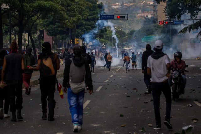 CAR01. CARACAS (VENEZUELA), 26/04/2017.- Un grupo de personas participan en una manifestación hoy, miércoles 26 de abril de 2017, en Caracas (Venezuela). Las fuerzas de seguridad de Venezuela dispersaron nuevamente algunas de las marchas convocadas por la oposición en Caracas, que pretendían llegar a la sede principal de la Defensoría del Pueblo en el centro de la capital. EFE/MIGUEL GUTIÉRREZ