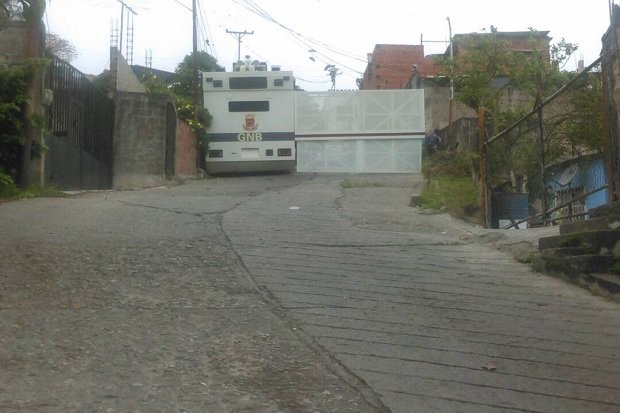 La pared de la GNB ya cierra el paso a Ramo Verde este #28A (Fotos)