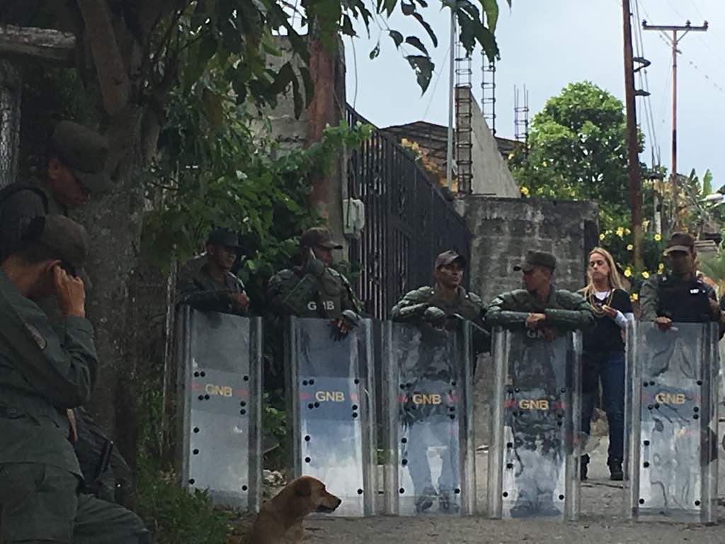 Tintori se planta ante militares que le impiden el paso a Ramo Verde (Fotos)