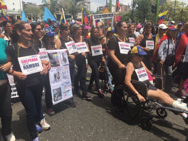 Marcha de mujeres en Valencia, se concentra en distribuidor El Trigal. (Foto @caraboboreporta)