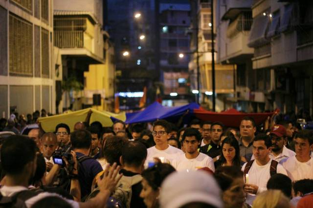 Estudiantes congregados en la Plaza Bolívar de Chacao para la vigilia en honor a los caídos en las últimas semanas durante las protestas en el país. Foto: Régulo Gómez/Lapatilla