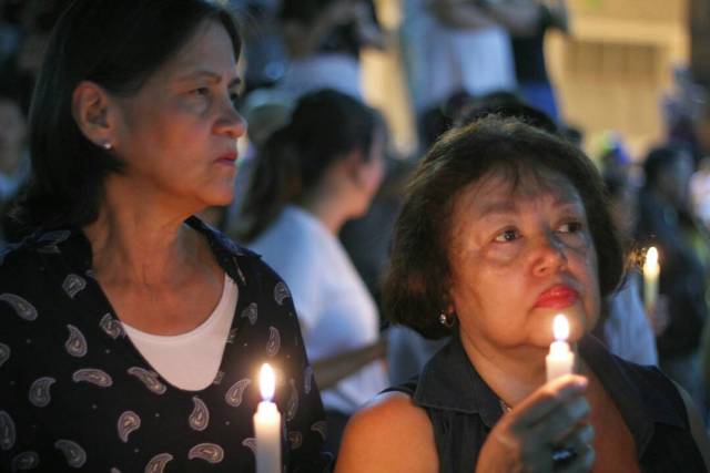 Vigilia en la Plaza Bolívar de Chacao este sábado 29 de abril. Foto: Régulo Gómez /Lapatilla